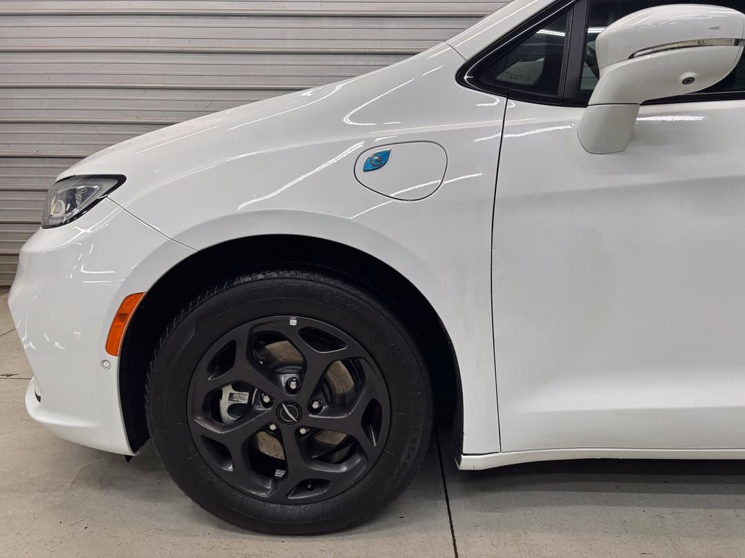 2021 Chrysler Pacifica Hybrid Touring L - Image 4