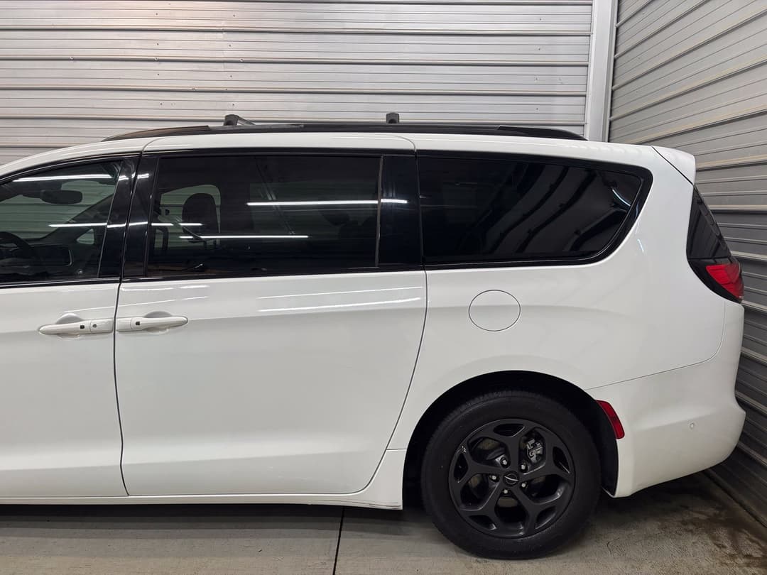 2021 Chrysler Pacifica Hybrid Touring L - Image 5
