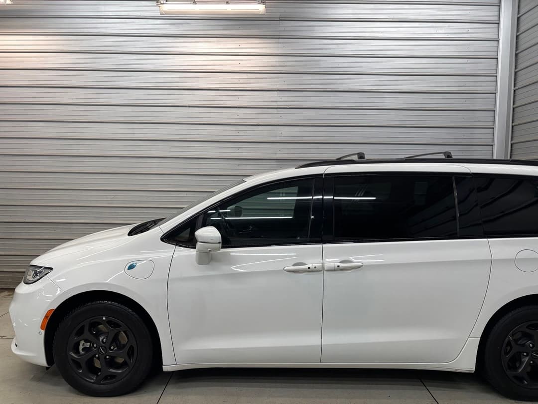 2021 Chrysler Pacifica Hybrid Touring L - Image 3